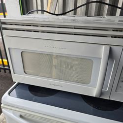 Frigidaire Gallery Over-the-Range Microwave (White) - 1000W
​