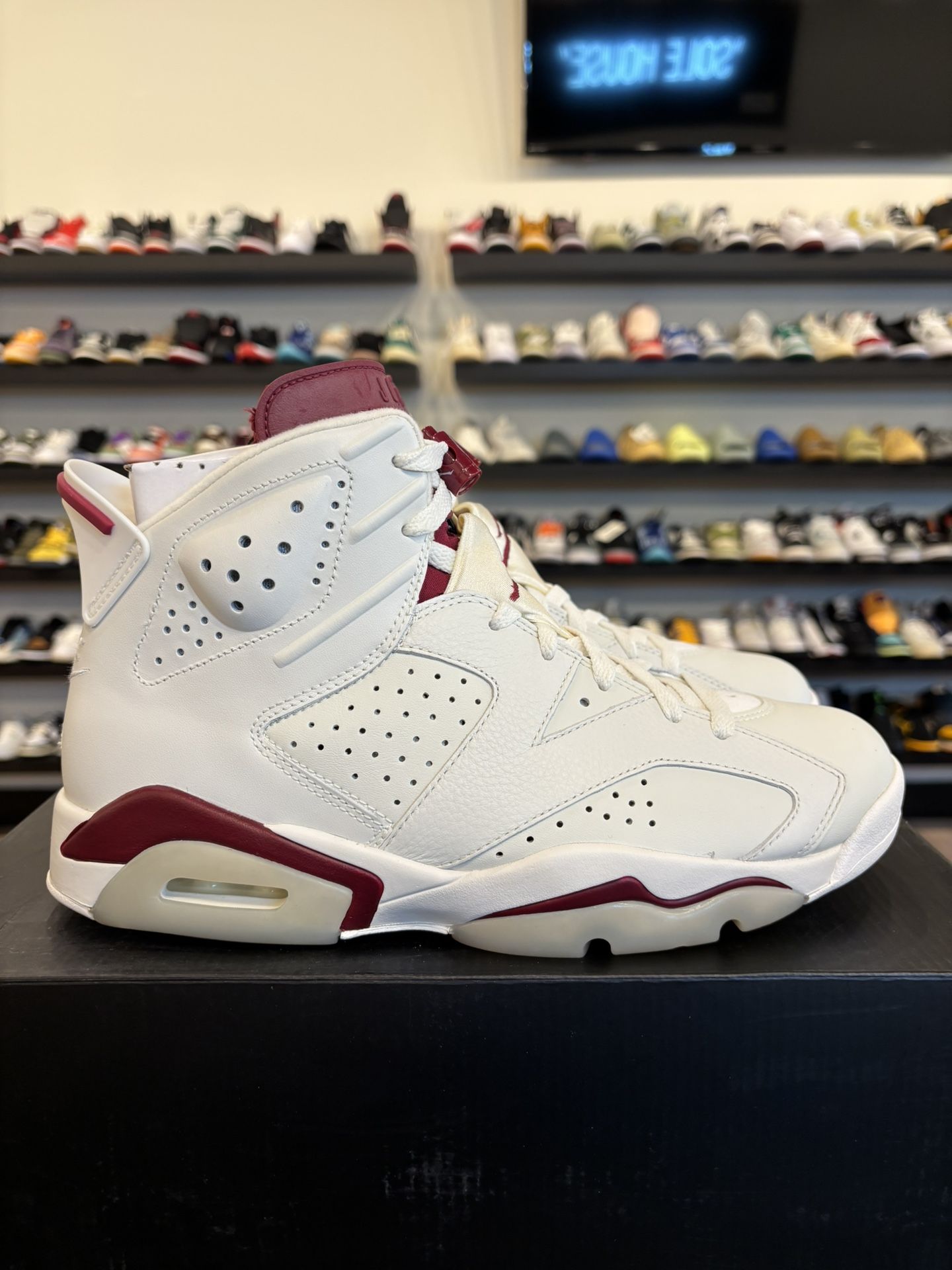 Jordan 6 Maroon Size 9.5 Pre-Owned