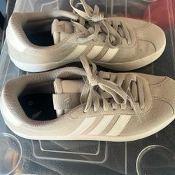 Woman Shoes Size 8