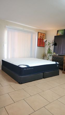 NEW KING SIZE DREAMCLOUD HYBRID MATTRESS AND BOXSPRINGS FOR SALE! IN EXCELLENT CONDITION, FREE DELIVERY