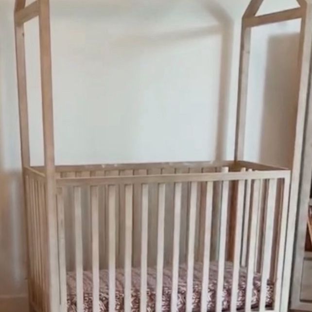 RH Baby Crib With Conversion Kit. All Hardware Included. Comes With Mattress.