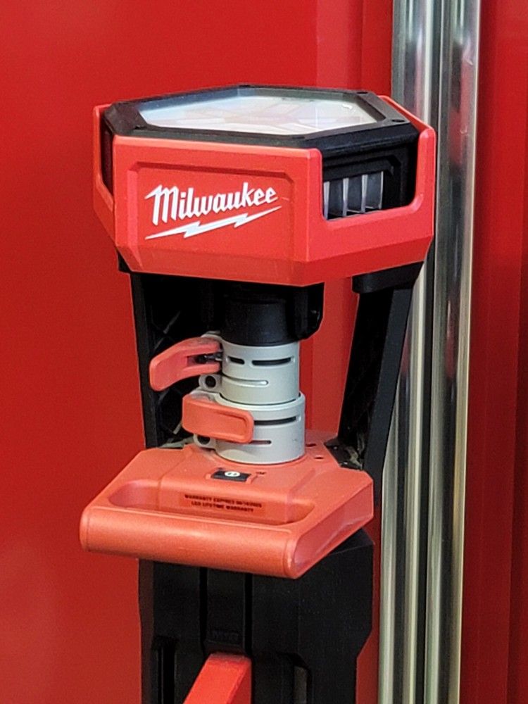 Milwaukee M18 Rocket light 
