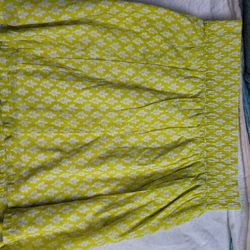 Old Navy Skirt Yellow Pattern. https://offerup.com/redirect/?o=U3oubWVk