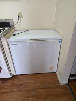 Hisense White clean chest freezer