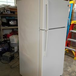 GE Refrigerator Good Condition 
