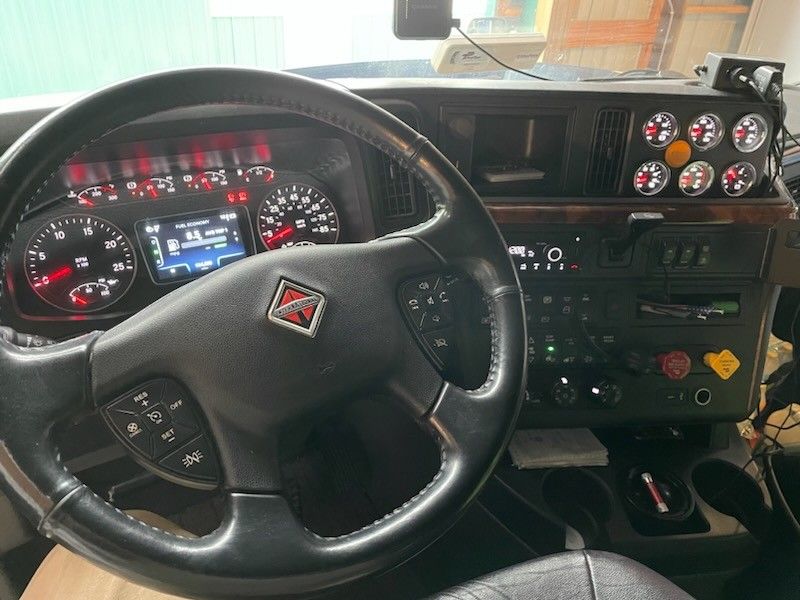 International LT625