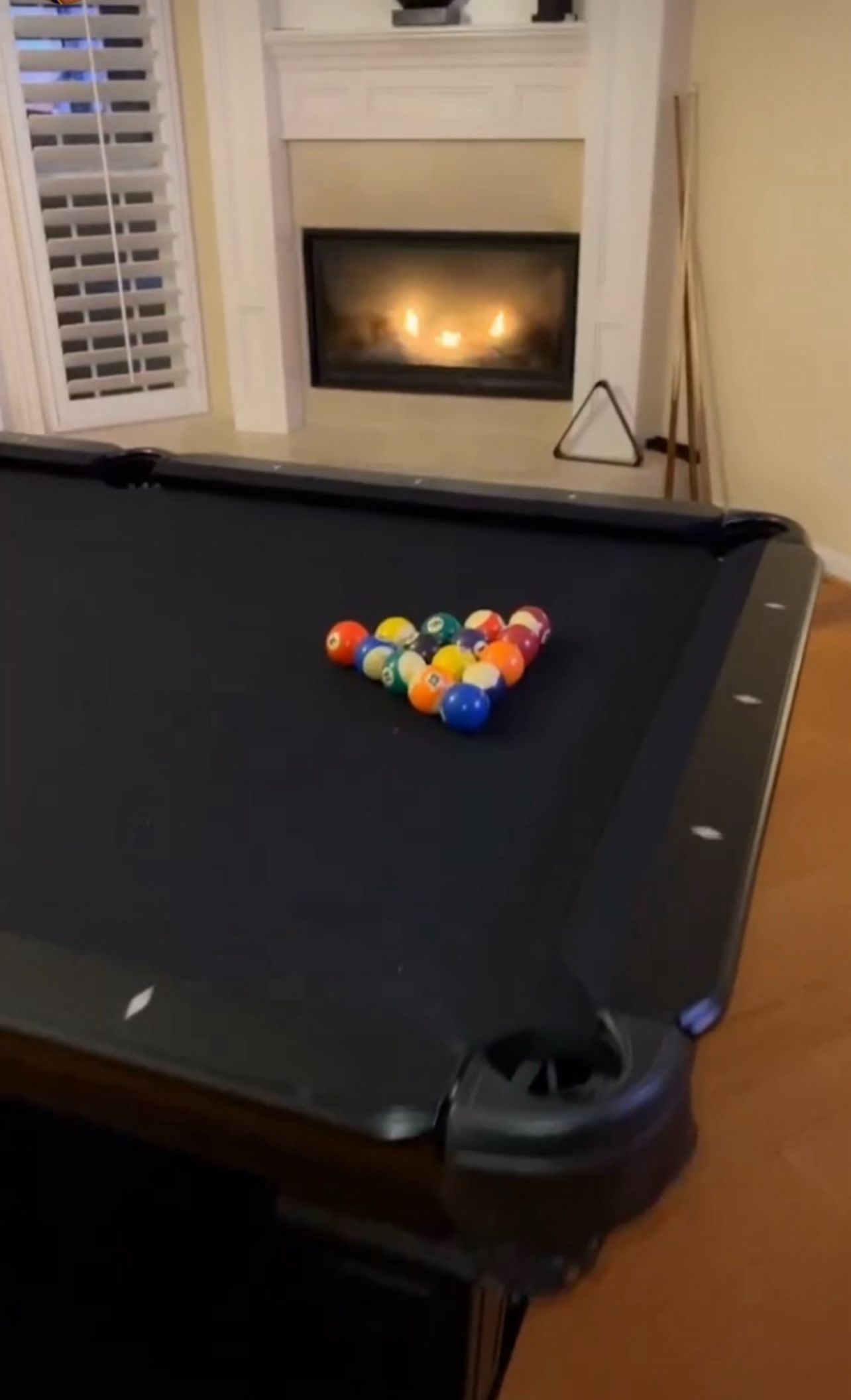 BEAUTIFUL ELEGANT POOL TABLE LIKE NEW