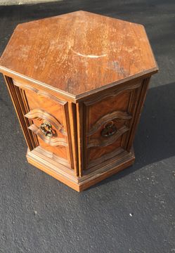22’ tall 20’ x 20 hexagon top. Dresser. End table. Nightstand
