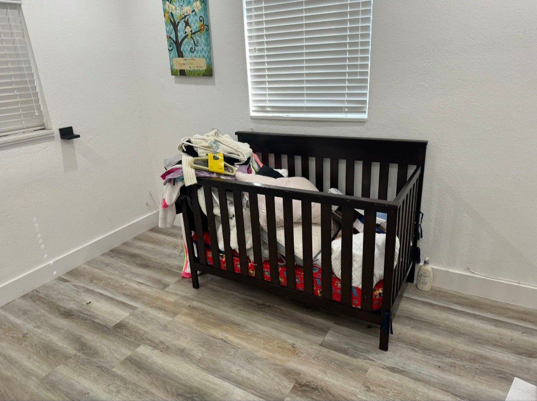 Mocha Baby crib/toddler bed convertable 