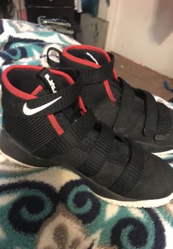 LeBron James Nike size youth3 like new basketball shoe