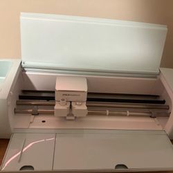 Cricut Explore 3 + Essential Bundle Kit 