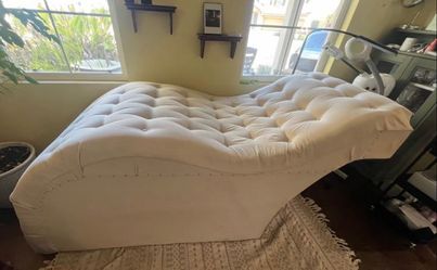 Aesthetician table/bed￼