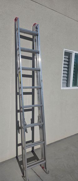 Durable aluminum extension ladder is a Werner model D1116-2. This 16-foot ladder has a 200 lb load capacity and a maximum reach of 15 feet. It is a Ty