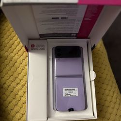 Samsung Galaxy Z Flip3 5G SM-F711U 128GB