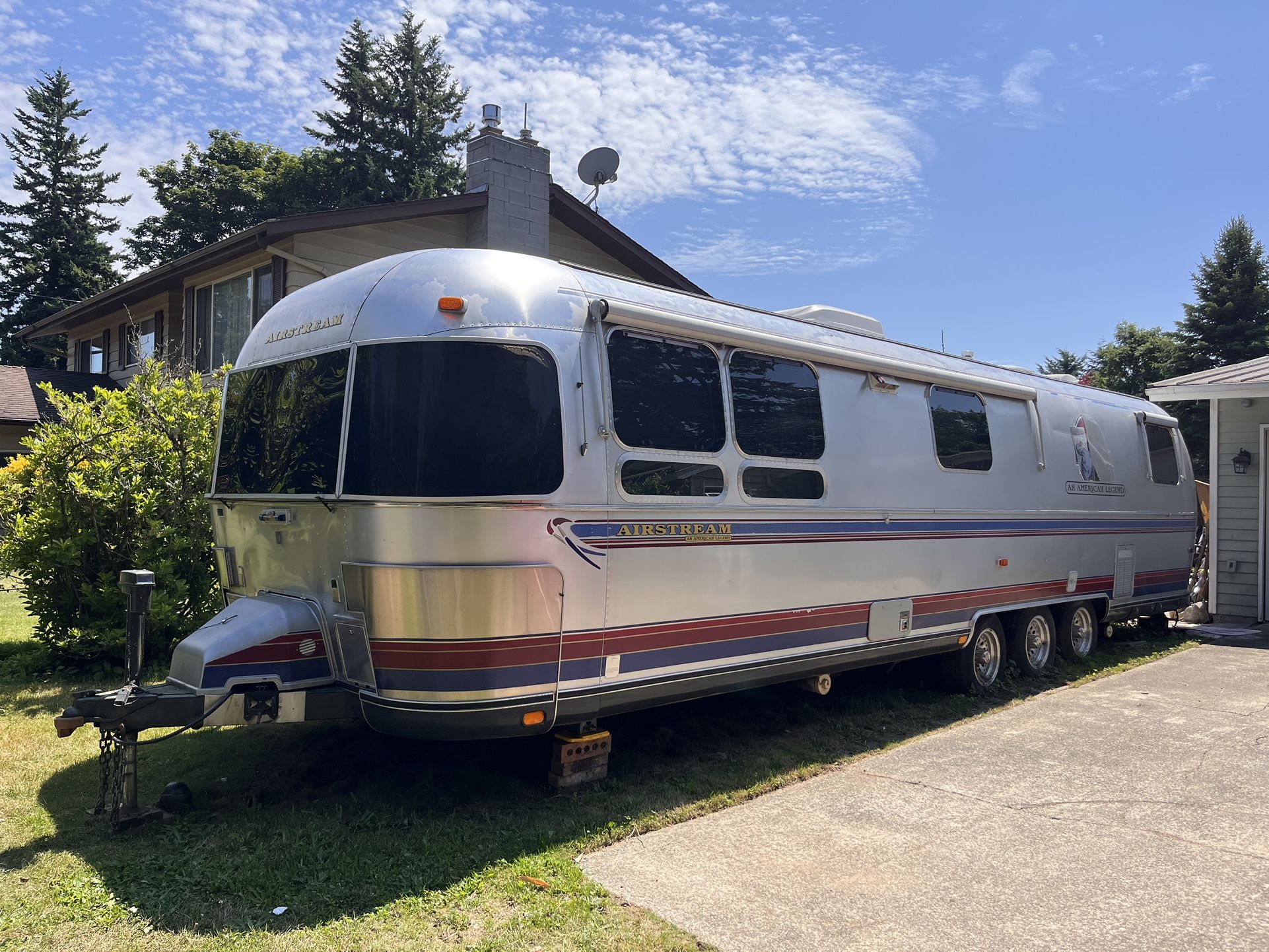 1997 Airstream Legends 34’ Norman Rockwell.