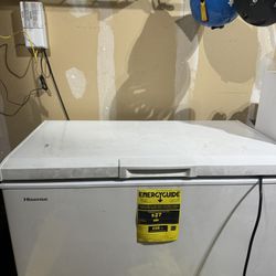 Hisense 7-cu ft Manual Defrost Chest Freezer (White)