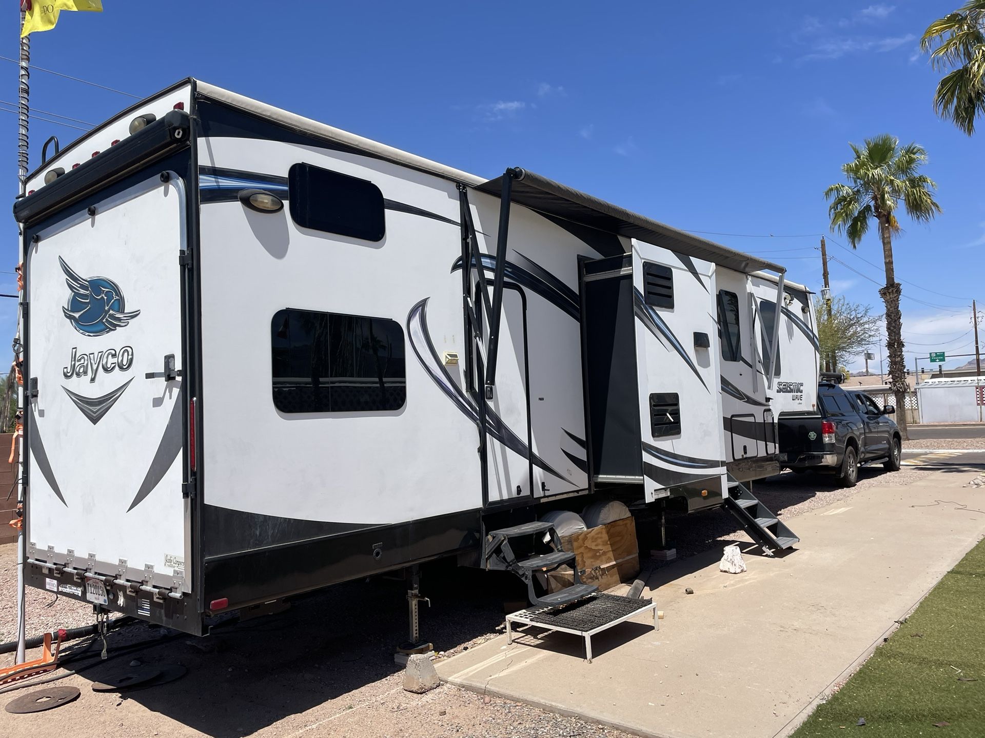 2016Jayco Seismic Wave Toy Hauler
