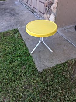 VINTAGE ROUND METAL TABLE