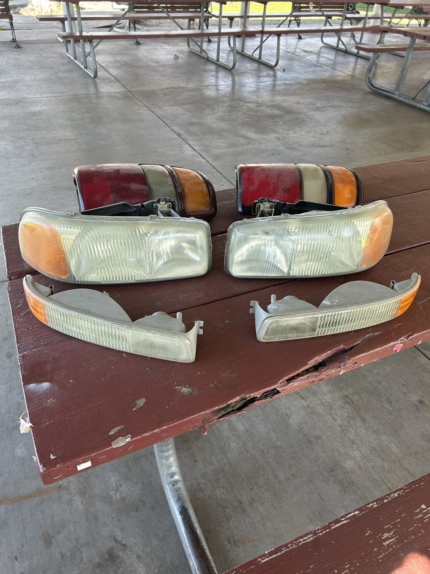 tail Light GMC Yukon 2000 / 06