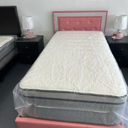 Sparkles ✨ Pink Twin Bed 