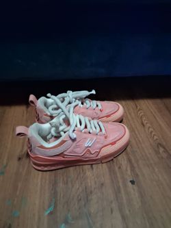 Tennis shoes