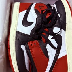 New AIR JORDAN 1 RETRO HIGH OG GS SIZE 5y