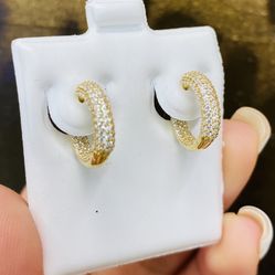 14k Huggies Con CZ 