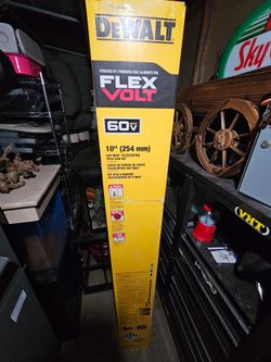 DEWALT FLEXVOLT 60V 10" Telescoping Pole Saw Kit