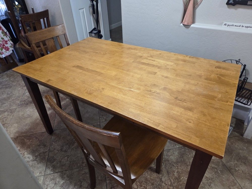 Dining Table Wih 6 Chairs.
