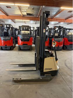 2021 Crown Straddle Stacker Forklift