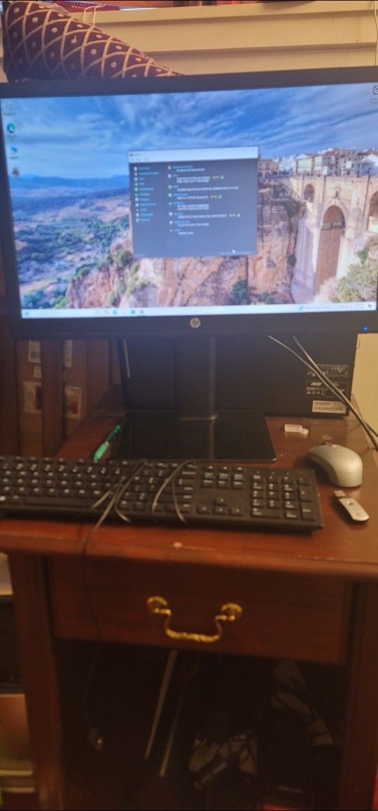 Dell Inspiron Desktop Set, CPU Intel i5 7400, RAM 16GB, 256GB SSD (Keyboard, Mouse, Monitor)