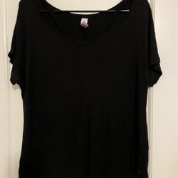 No Boundaries Black V-neck Short Sleeve Tee