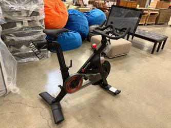 PELOTON Stationary Cross Training Bike with 21″ Monitor and Men’s Size 10.5 Biking Cleats