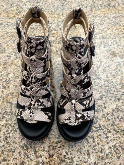 Snaked printed heels