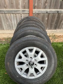 2025 Toyota Tacoma SR5 Stock wheels about 500 miles on it. 245/70R17 $430..