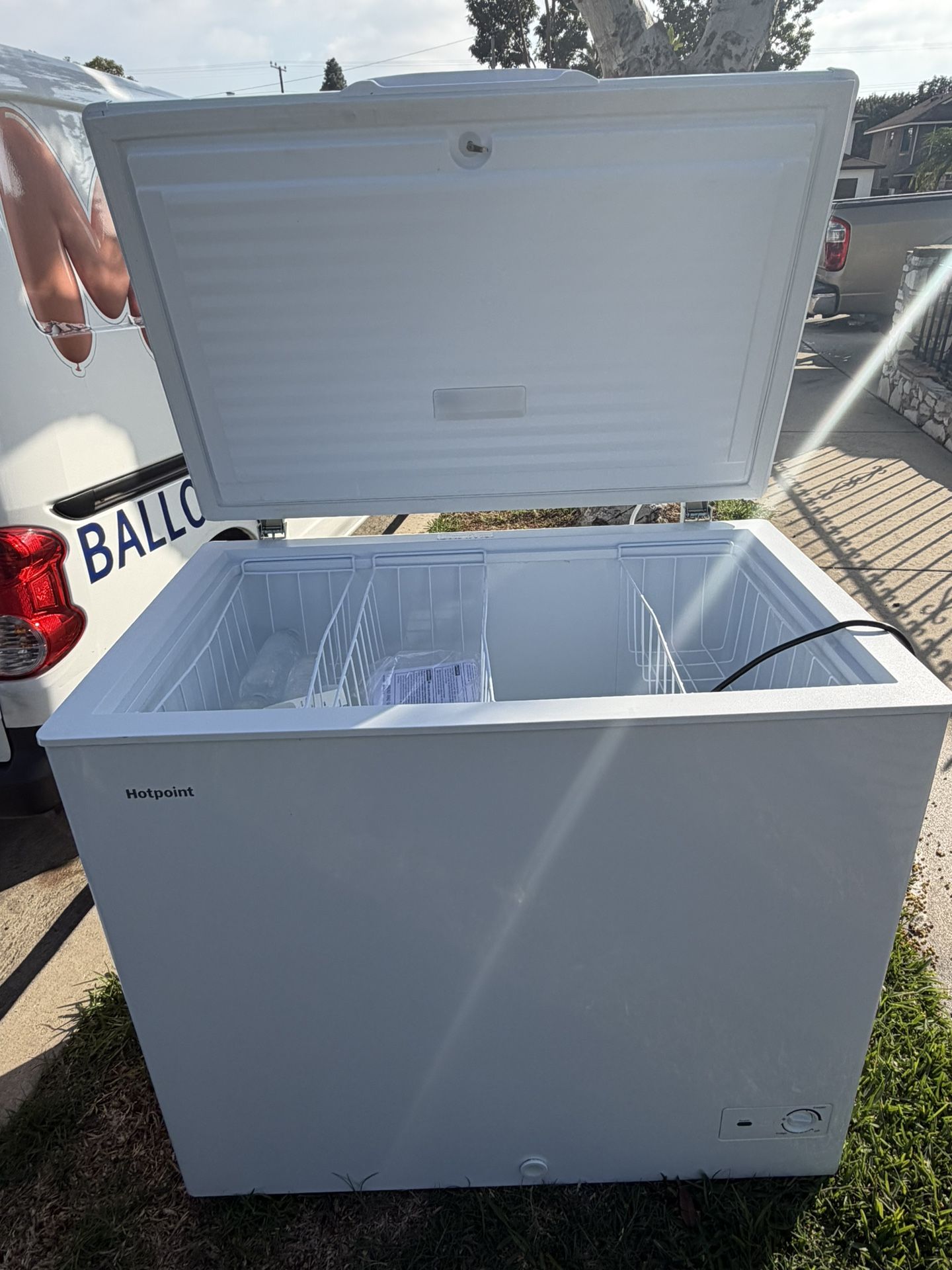 Hotpoint 9-cu ft Manual Defrost Chest Freezer