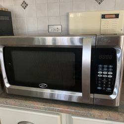 Microwave - Oster 1.3 Cu Ft