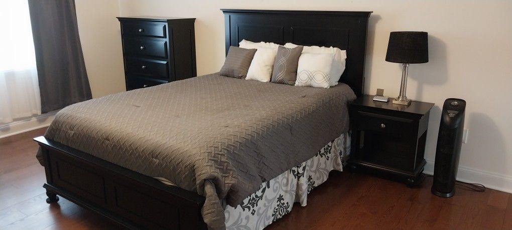 Queen Bedroom Set - Black Always Had A Waterproof Mattress Pad On It