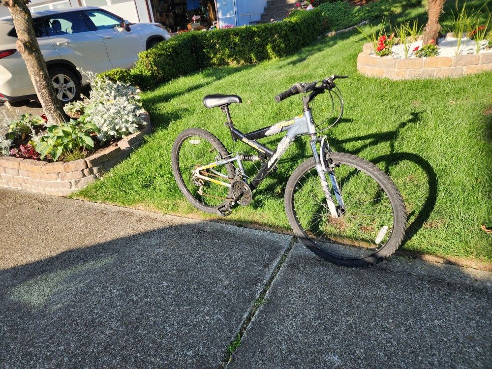 Magna Excitor Gray & Black Mountain Bike