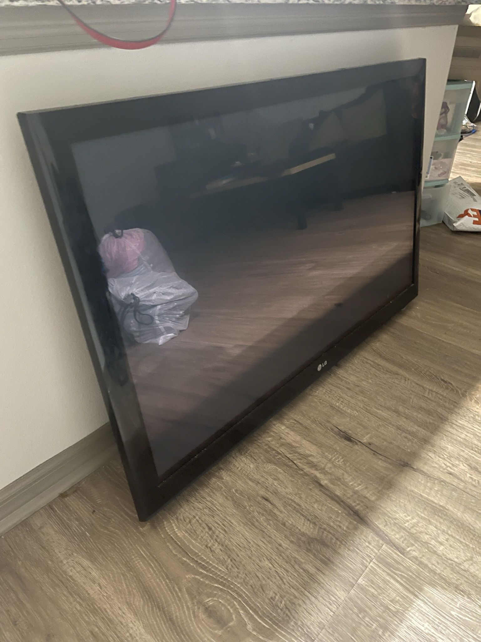 LG Plasma 45 In With Mount TV 