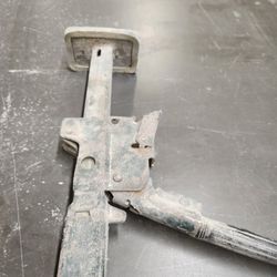 Used JACK WAS USED IN BACK OF TRAILER TO.HOLD LOADS IN  GOES FROM 85" T O 9'5" CAN BE USED FOR OTHER THINGS TO