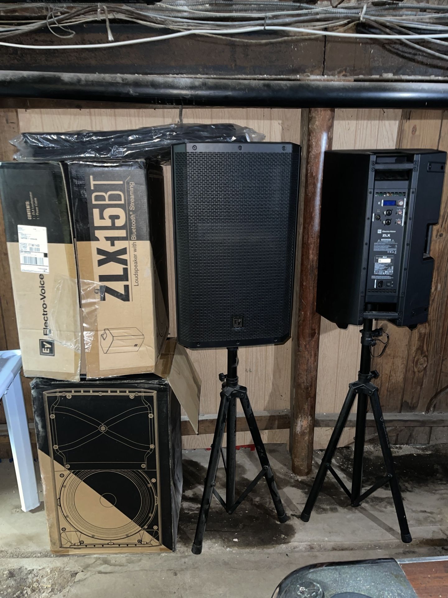 Electro-Voice ZLX-15BT 15″ Powered Bluetooth Loudspeaker with Cover Package and stand