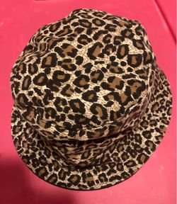 Leopard print bucket hat reverses to black brand new $8