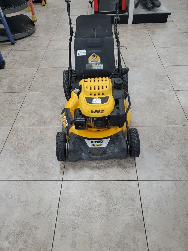 Dewalt 196 CC Self Propelled Lawnmower With Bag