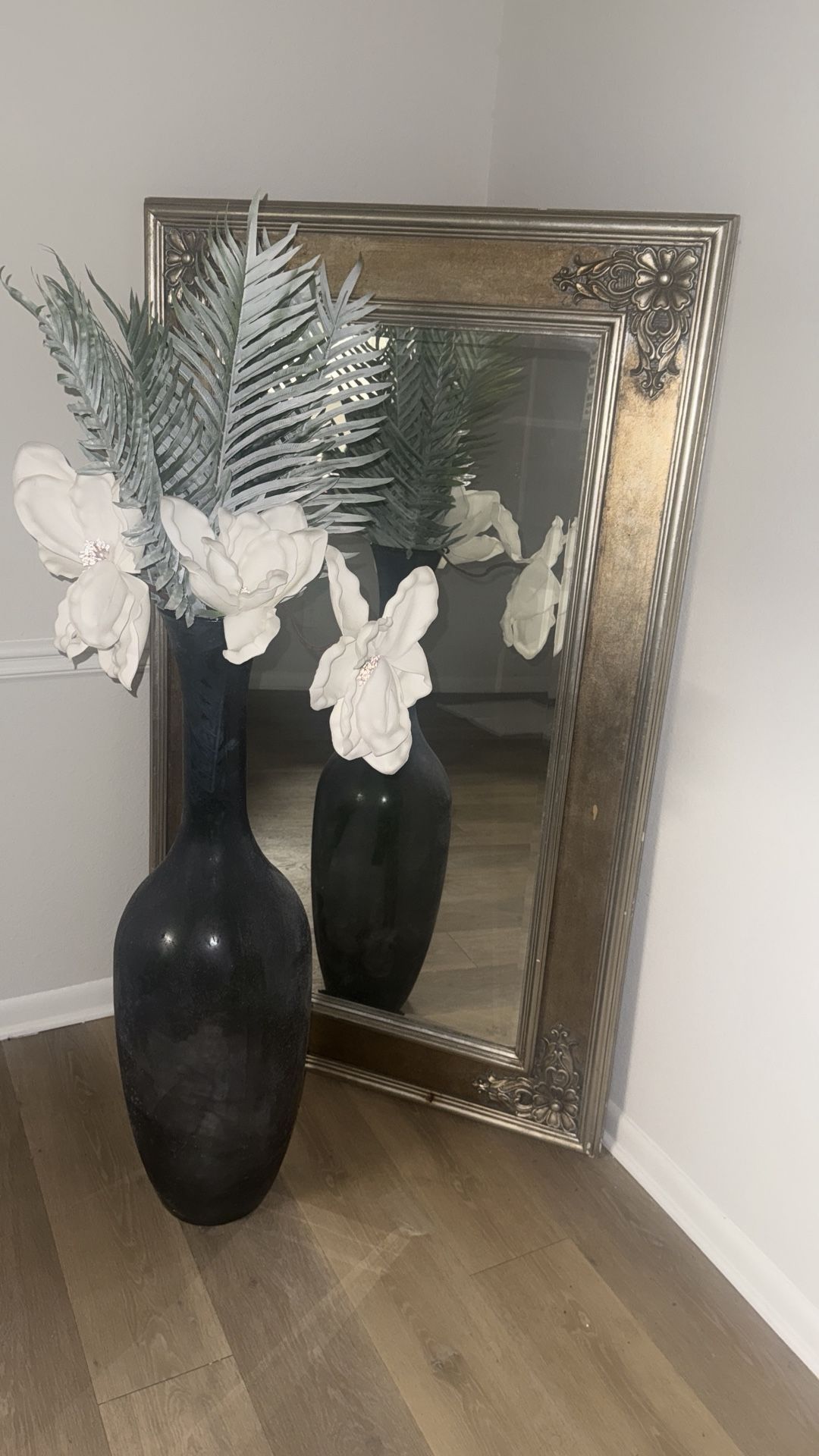  Vintage mirror and vase