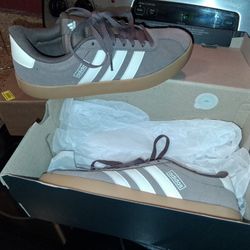 Adidas Gum Bottom Size 8 Womens