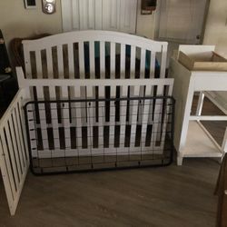 Like New White Crib With Built In Changing Table With Drawer