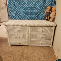 Beautiful White Wicker Dresser..6 Large Drawers Easy Slide In Hardware...Size 54x28..would Go Great In Anyroom...Like NEW!