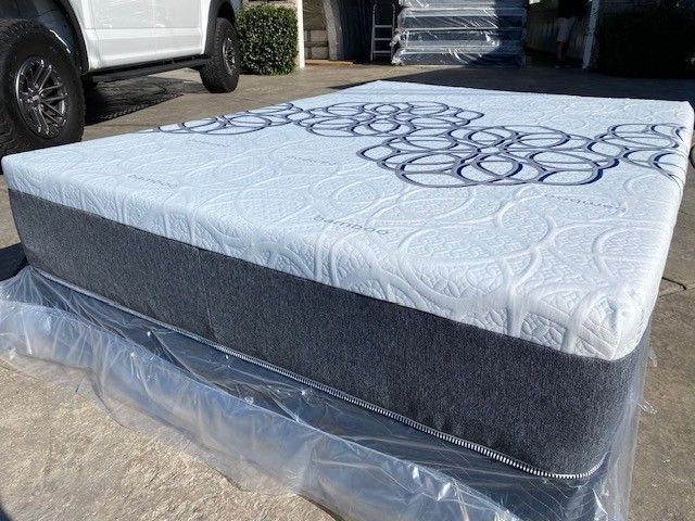Queen Bamboo Hybrid Cool Gel Memory Foam Mattress!