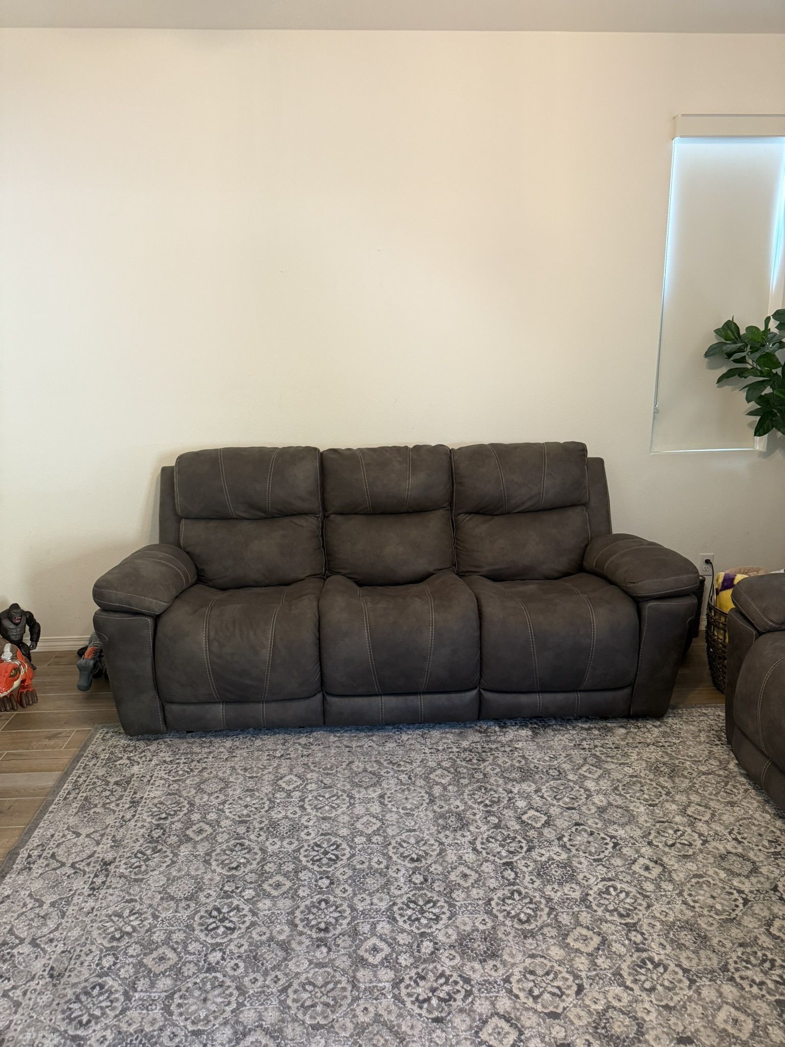 Brand New Couch Set All Recliners But Middle Seat